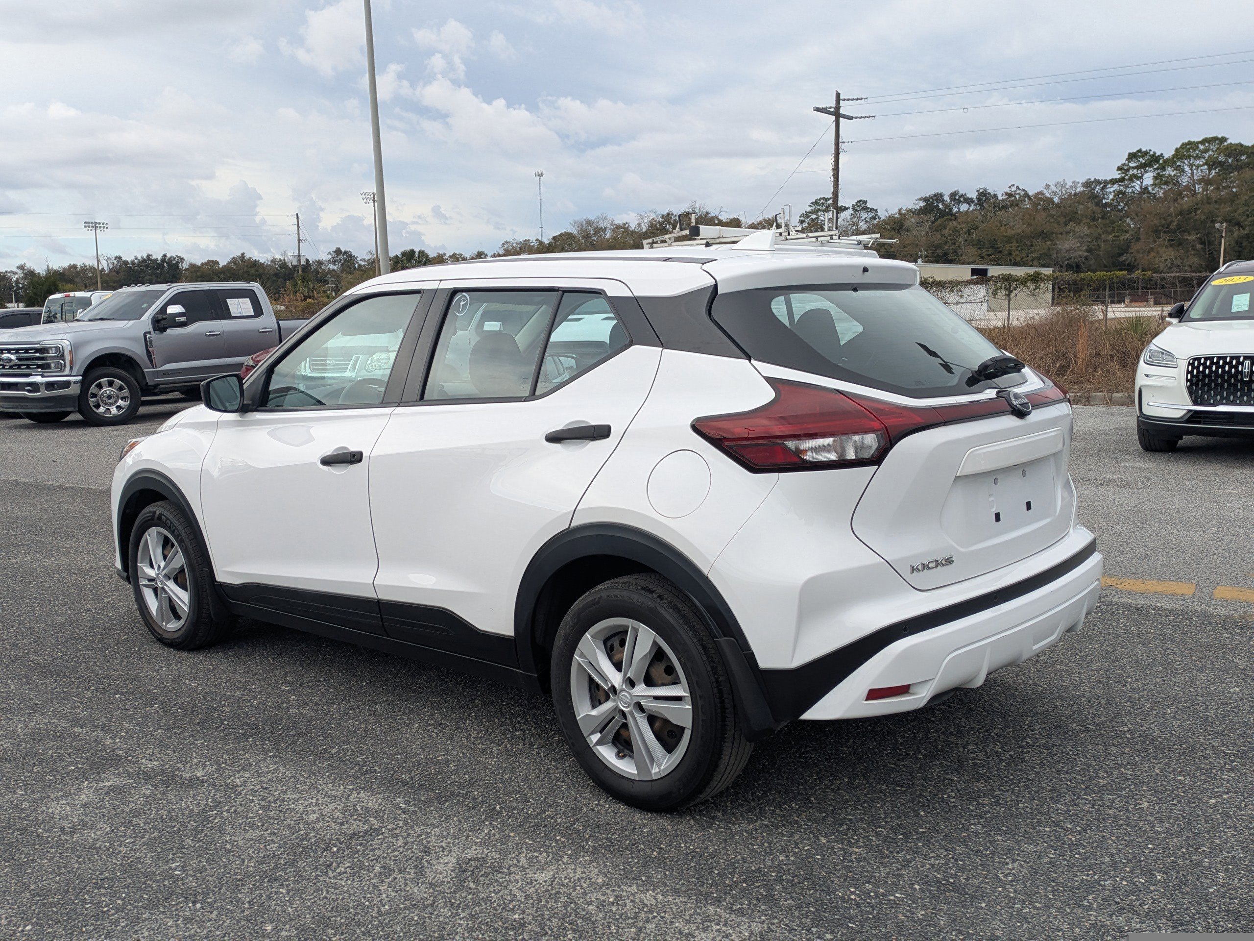 Used 2023 Nissan Kicks S image 3