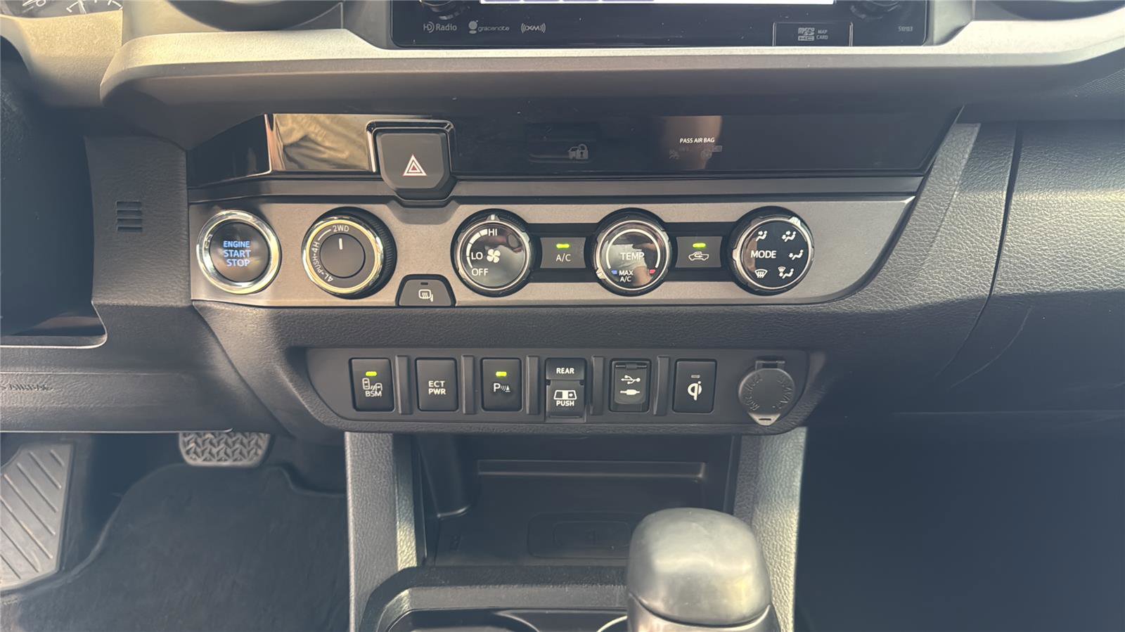 Used 2018 Toyota Tacoma TRD Off-Road w/ Technology Package AWD/4WD image 26