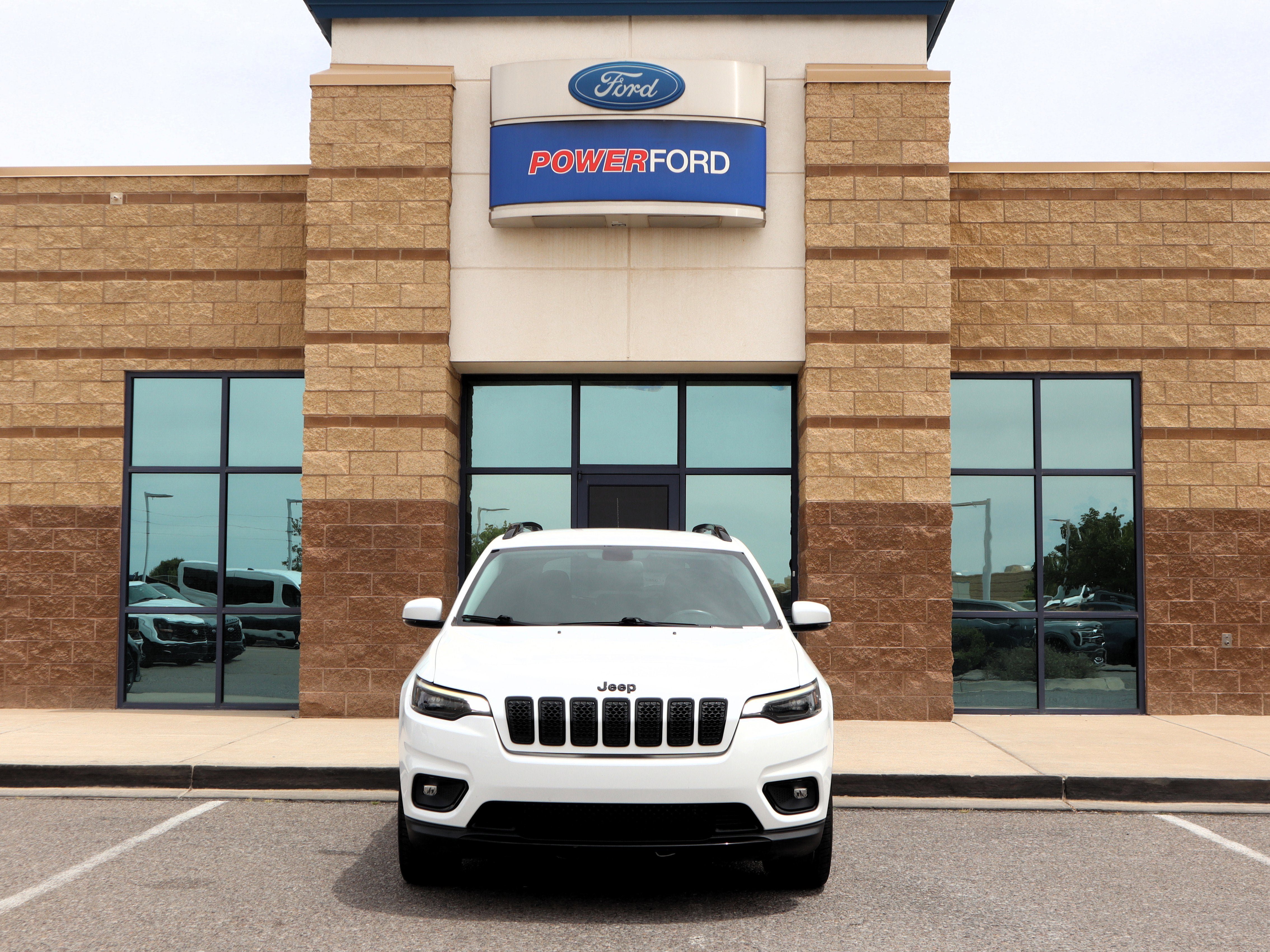 Used 2019 Jeep Cherokee Latitude Plus FWD image 3