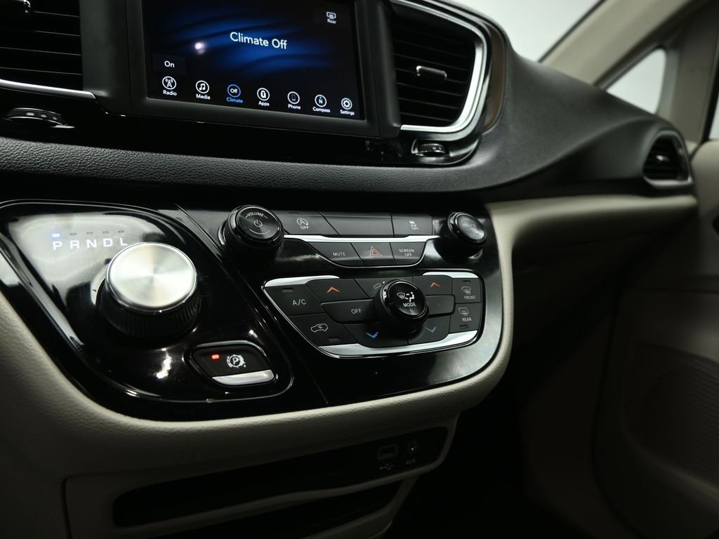 Used 2020 Chrysler Voyager Lxi image 17