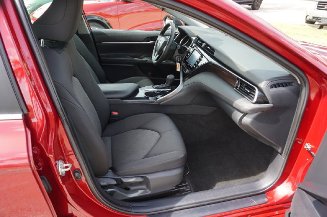 Used 2020 Toyota Camry LE FWD image 3
