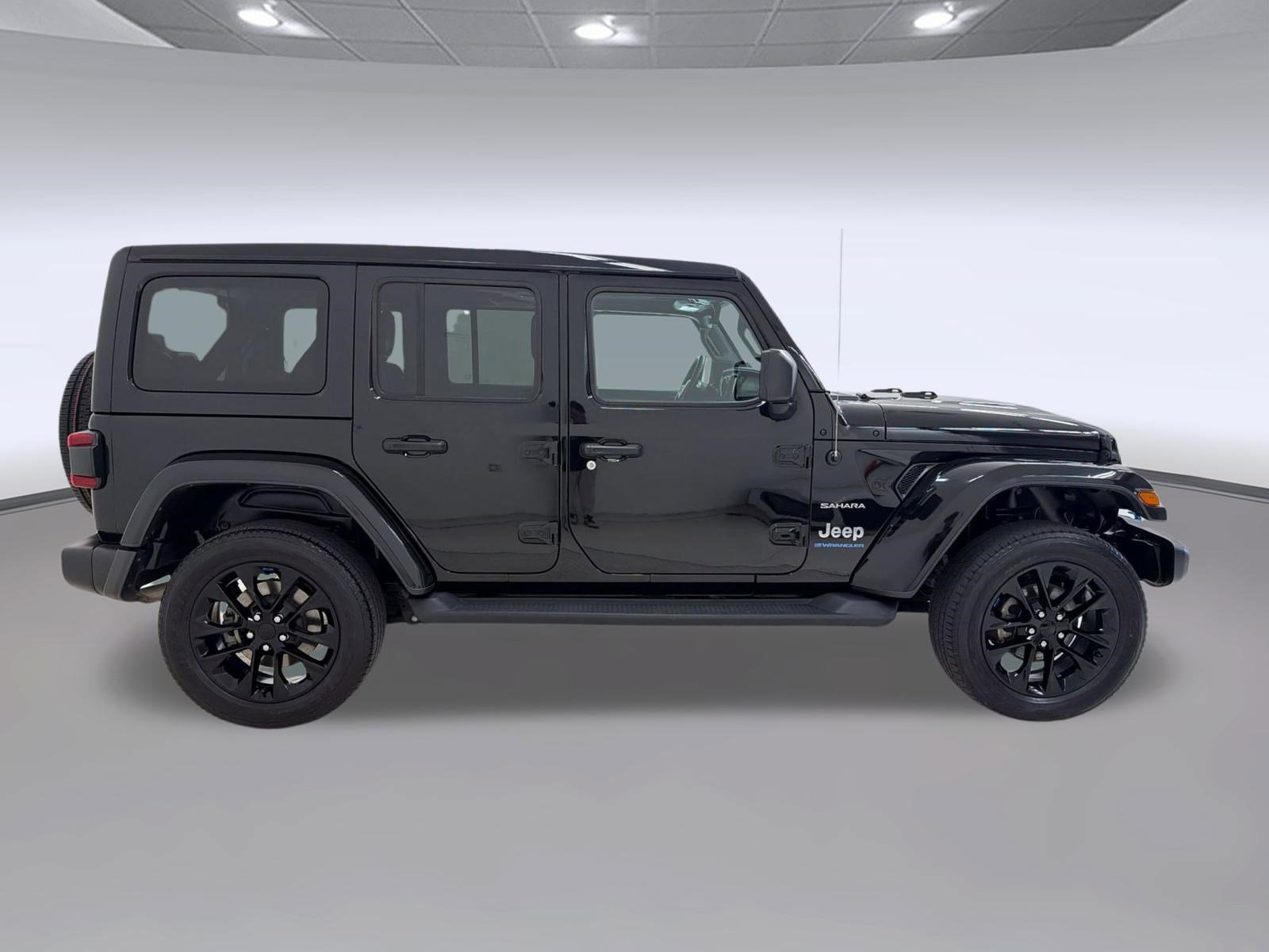 Used 2023 Jeep Wrangler Unlimited Sahara w/ Cold Weather Group AWD/4WD image 8