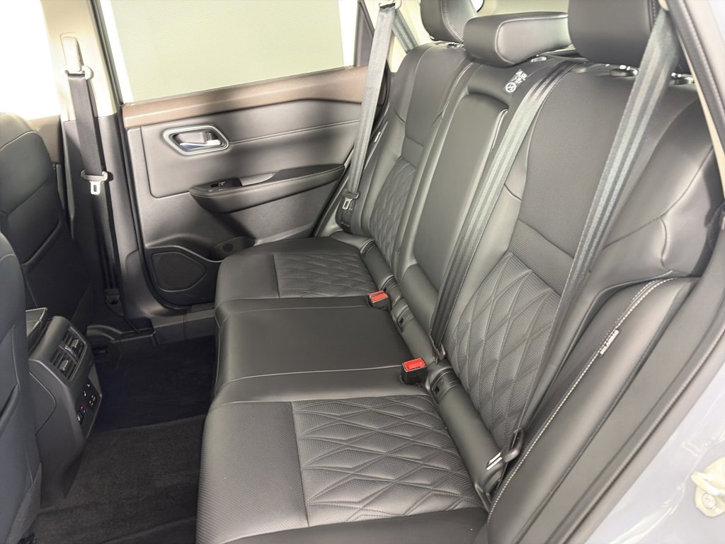 Used 2022 Nissan Rogue Platinum w/ Head-Up Display Package image 13