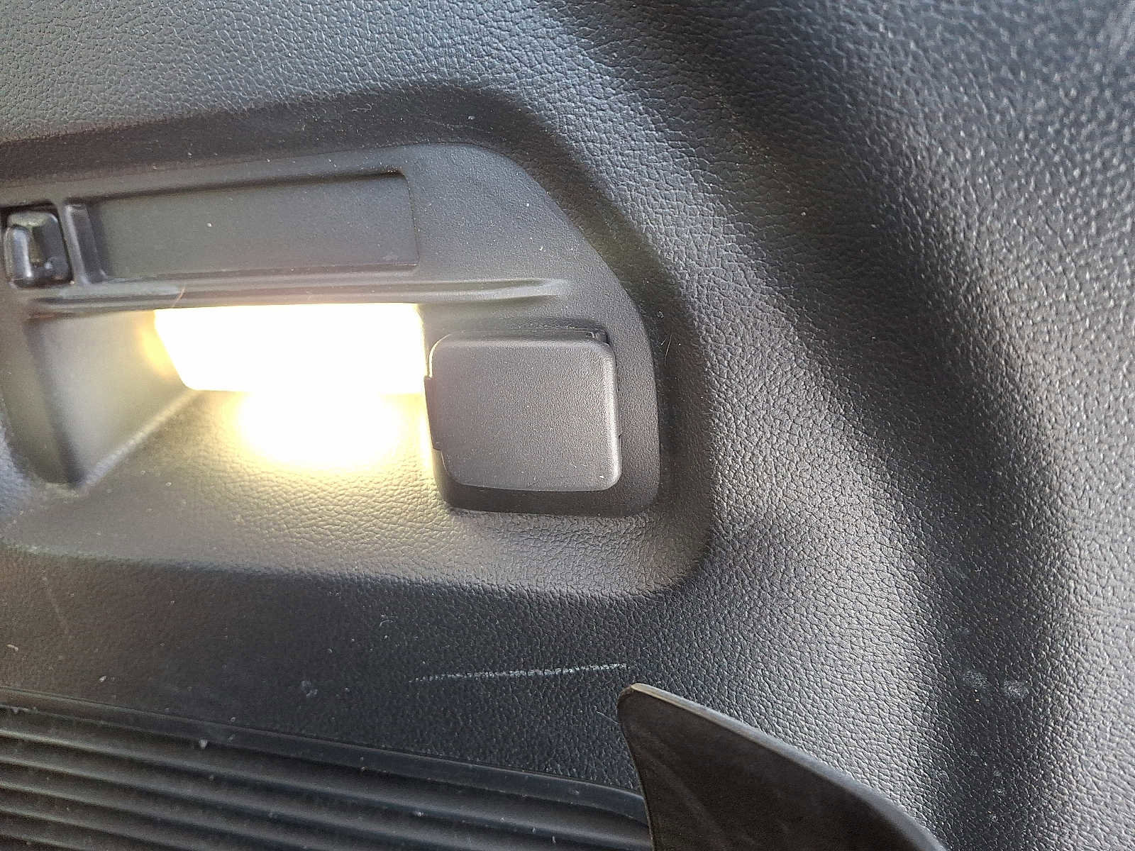 Certified 2022 Ford Explorer XLT w/ Equipment Group 202A image 33