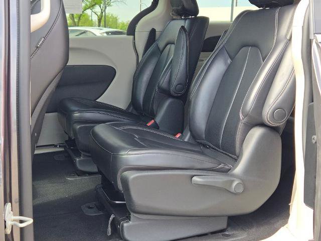 Used 2023 Chrysler Pacifica Touring-L FWD image 18