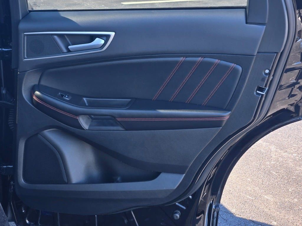 Certified 2024 Ford Edge ST-Line w/ Class II Trailer Tow Package image 9