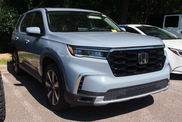 Used 2025 Honda Pilot Touring image 2