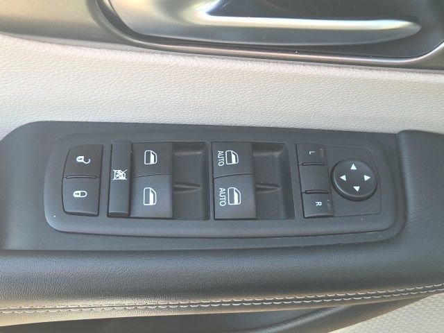 Used 2023 Chrysler Pacifica Touring-L image 23