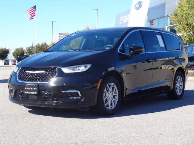 Used 2025 Chrysler Pacifica Select