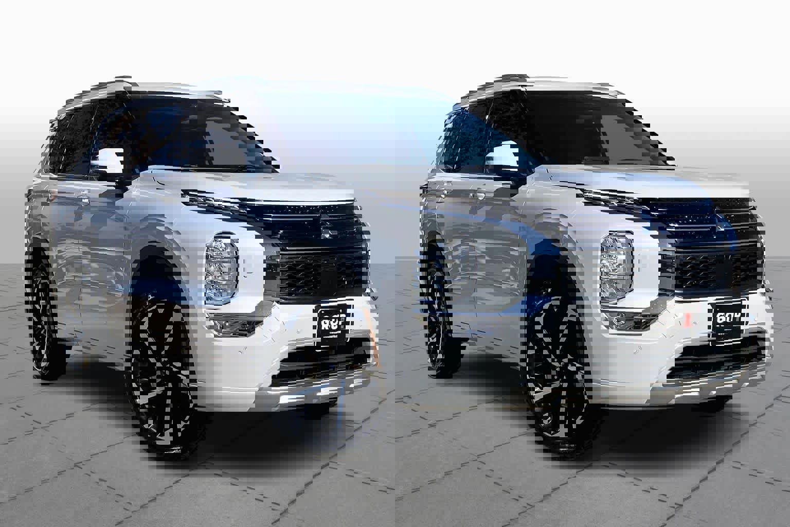 Used 2023 Mitsubishi Outlander SEL image 2