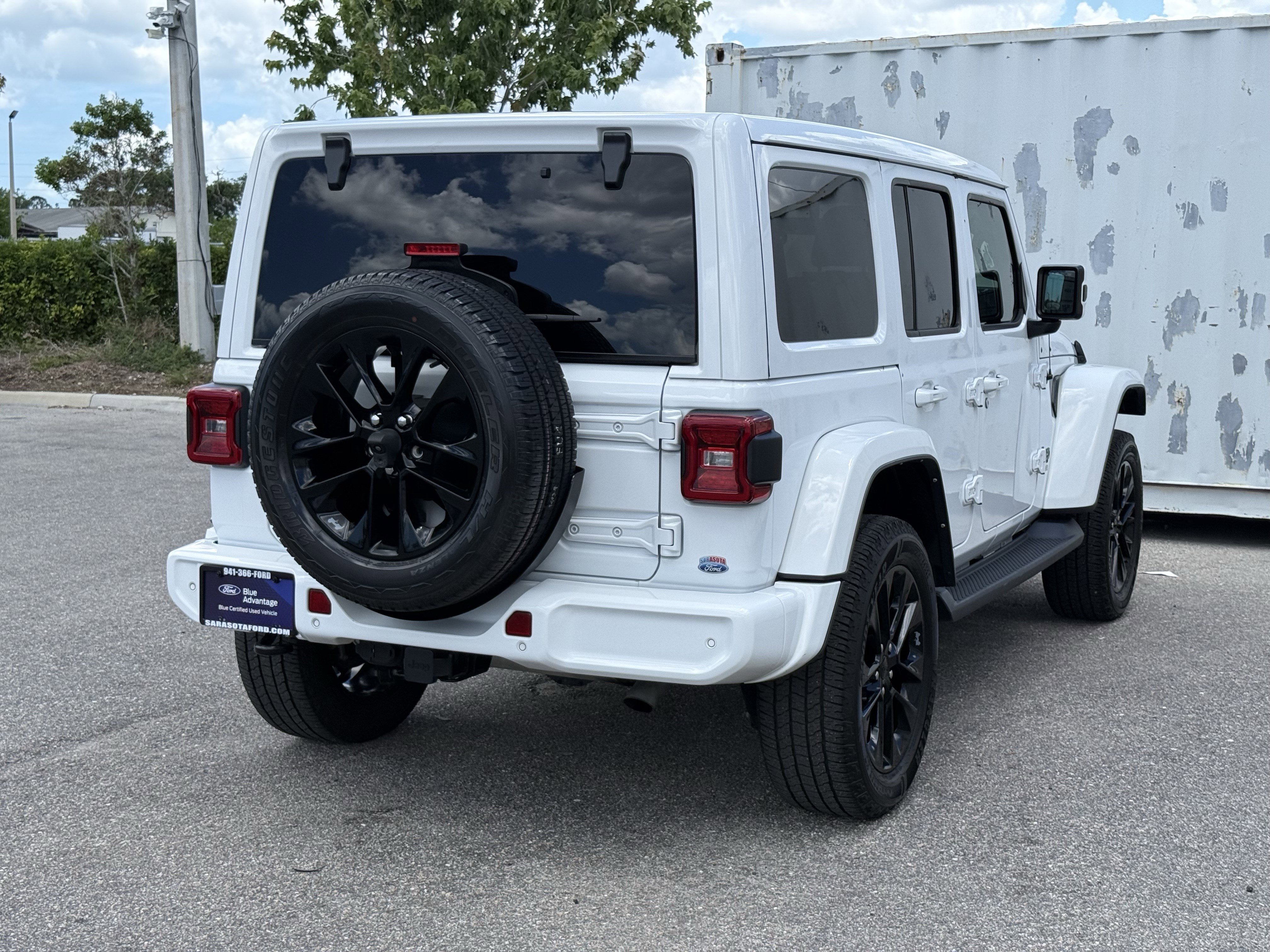 Used 2021 Jeep Wrangler Unlimited Sahara AWD/4WD image 5