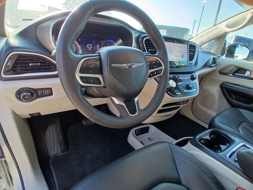 Used 2024 Chrysler Pacifica Touring-L FWD image 10