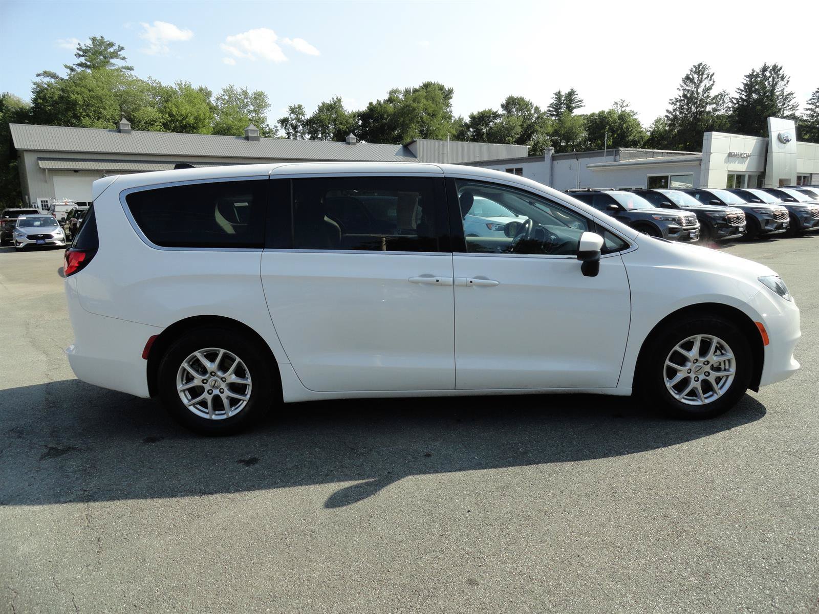 Used 2023 Chrysler Voyager LX FWD image 8