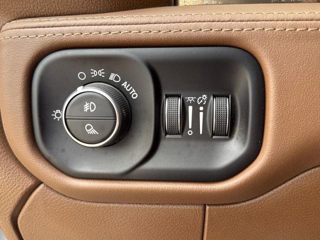 Used 2024 RAM 3500 Limited w/ Towing Technology Group image 25