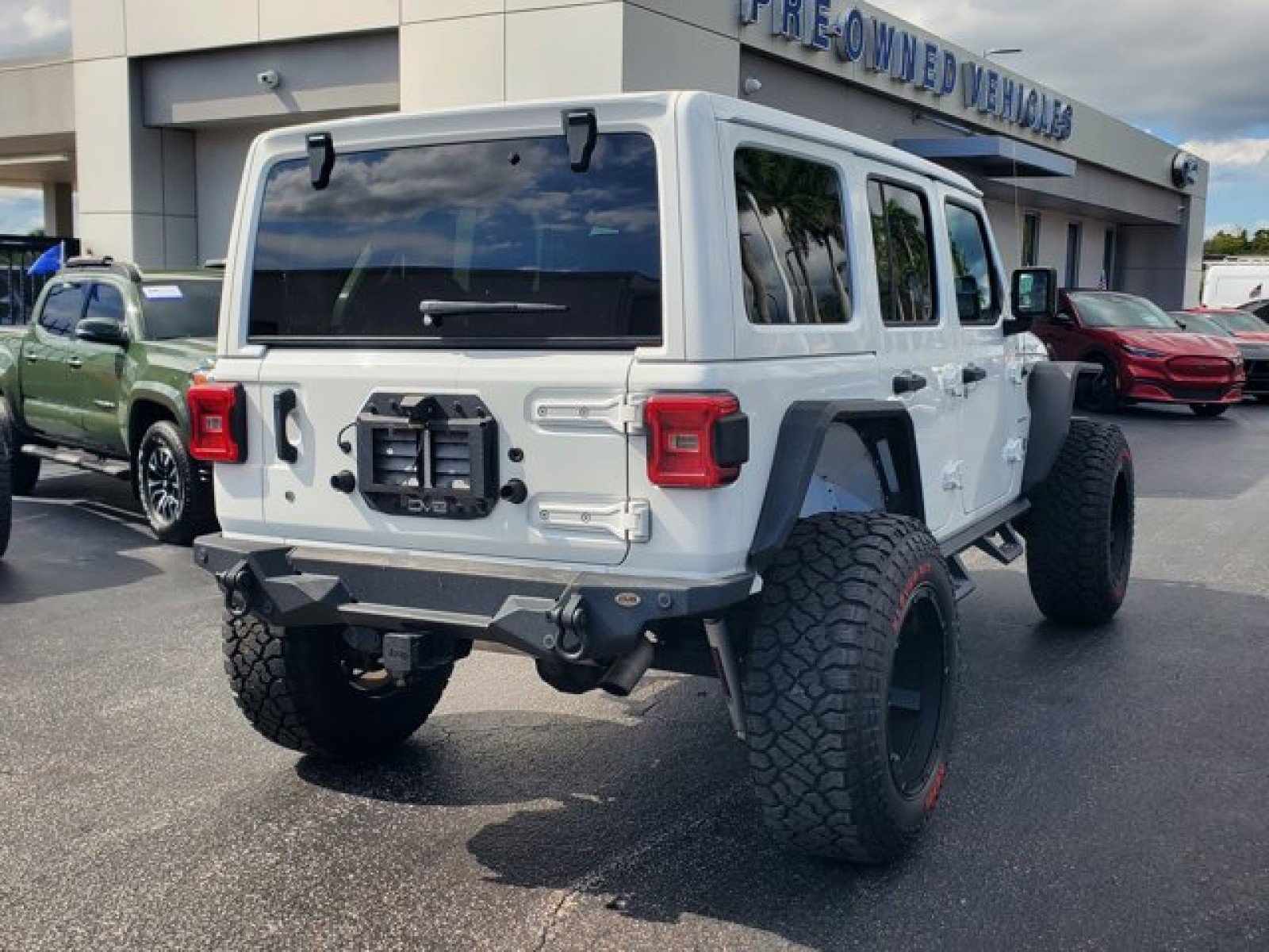 Used 2018 Jeep Wrangler Unlimited Sahara image 7