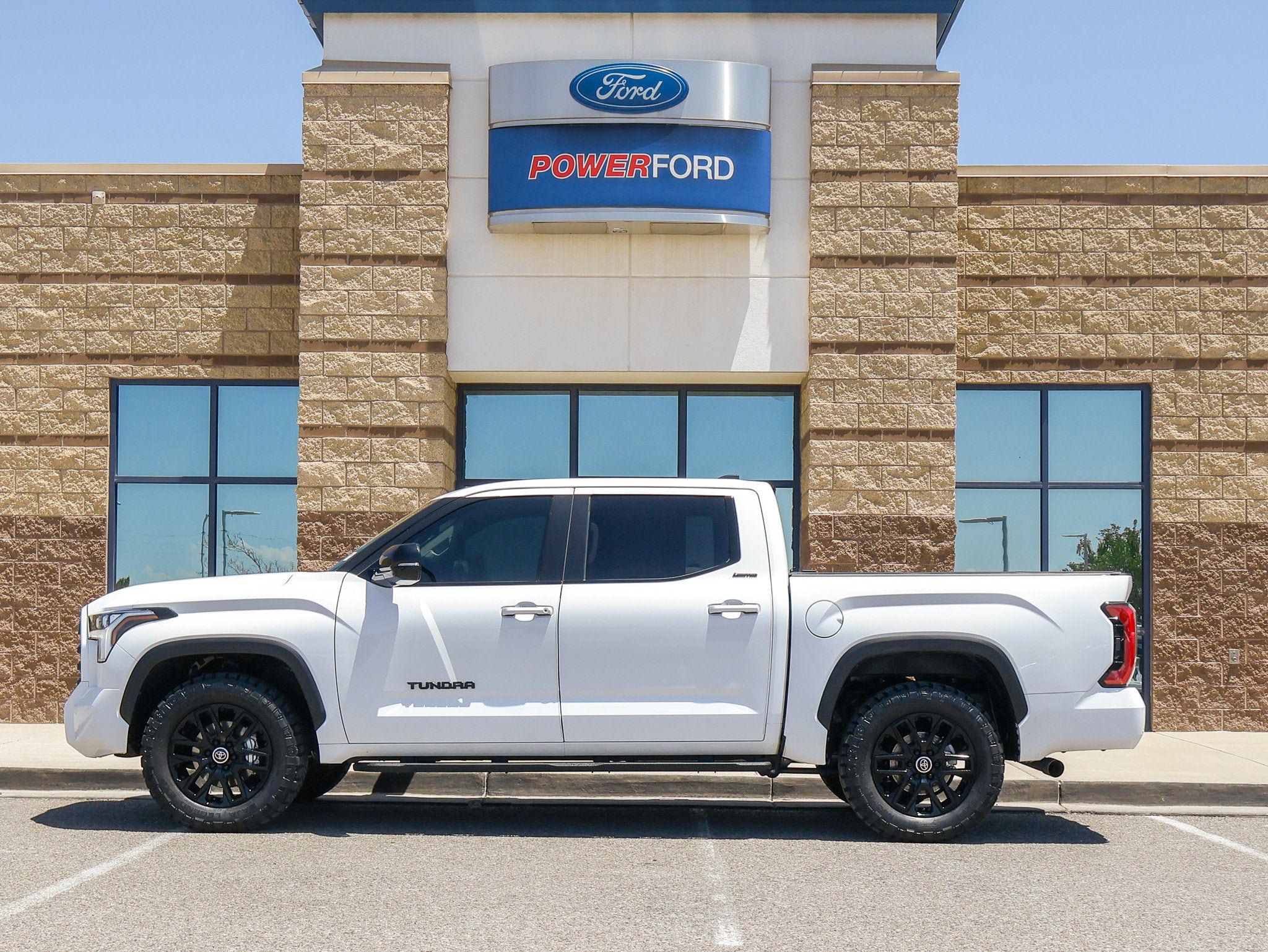 Used 2024 Toyota Tundra Limited AWD/4WD image 9