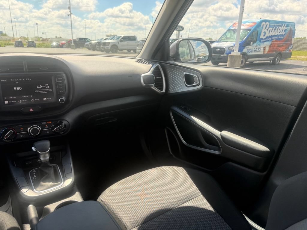 Used 2025 Kia Soul LX w/ LX Technology Package FWD image 34