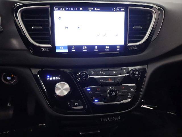 Used 2025 Chrysler Pacifica Select FWD image 19