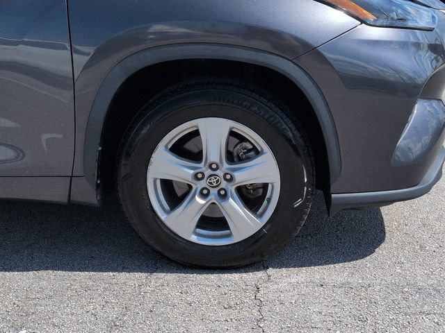 Used 2023 Toyota Highlander LE FWD image 11