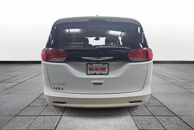Used 2023 Chrysler Voyager LX FWD image 6