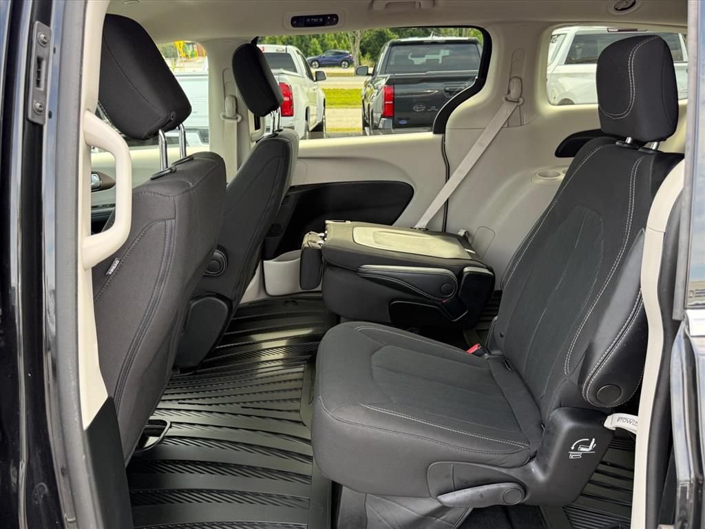 Used 2023 Chrysler Voyager LX FWD image 13