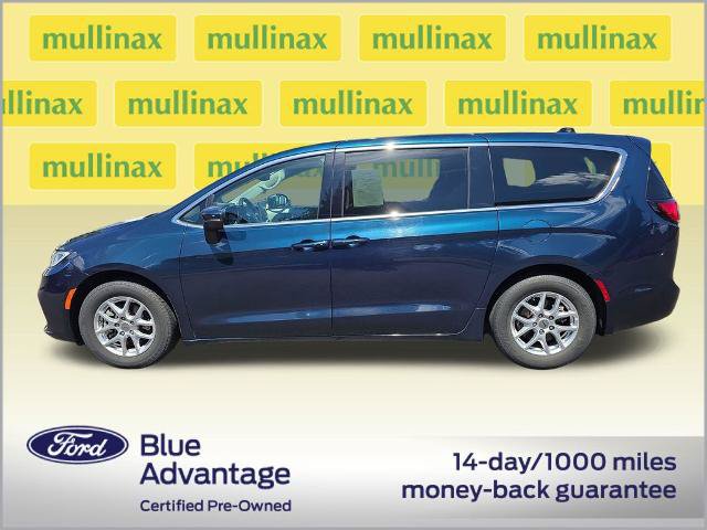 Used 2023 Chrysler Pacifica Touring-L FWD image 12