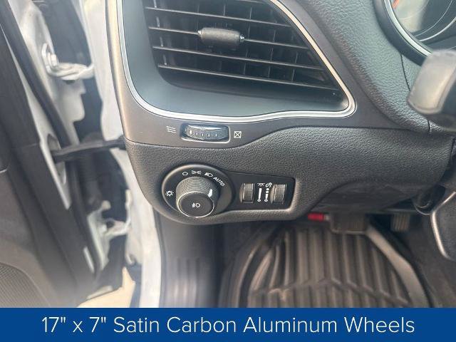 Used 2019 Jeep Cherokee Latitude Plus FWD image 12