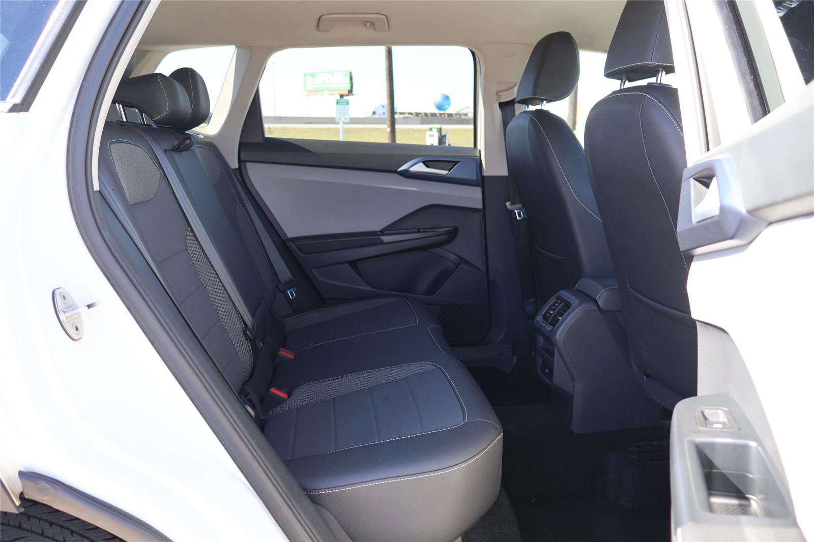 Used 2024 Volkswagen Taos SE image 33