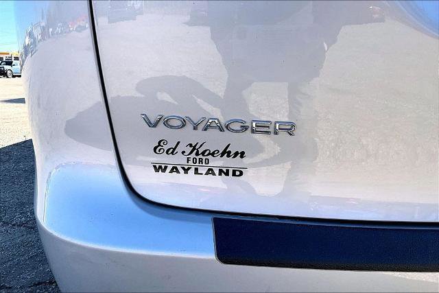 Used 2023 Chrysler Voyager LX image 10