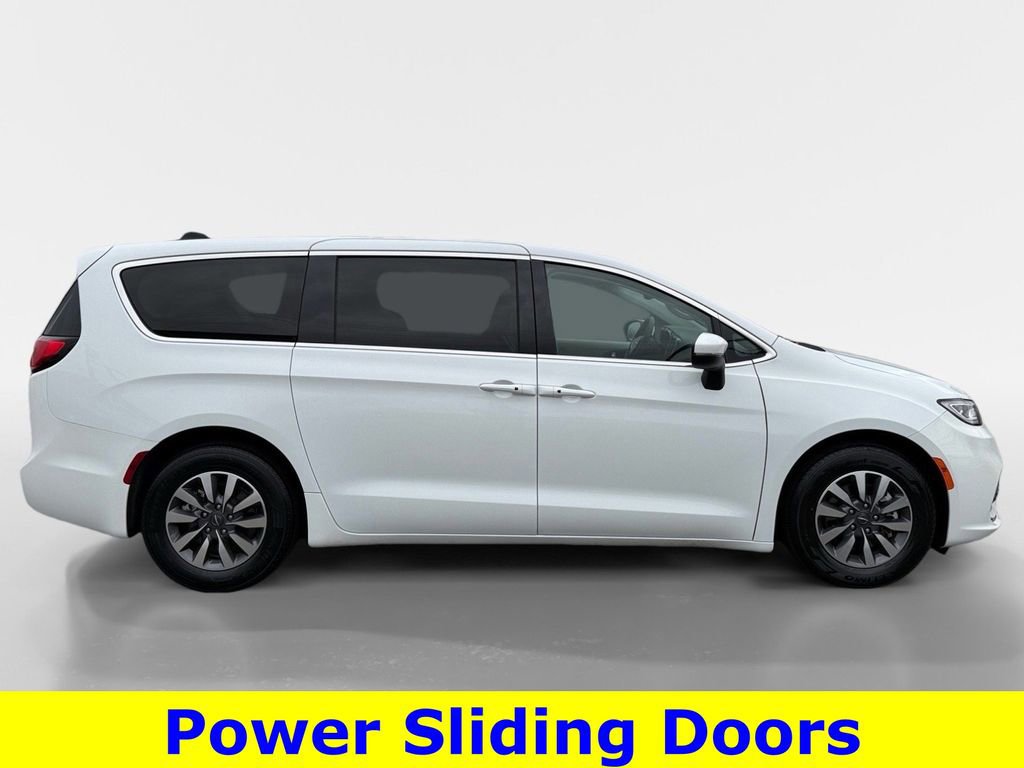 Used 2023 Chrysler Pacifica Touring-L image 2