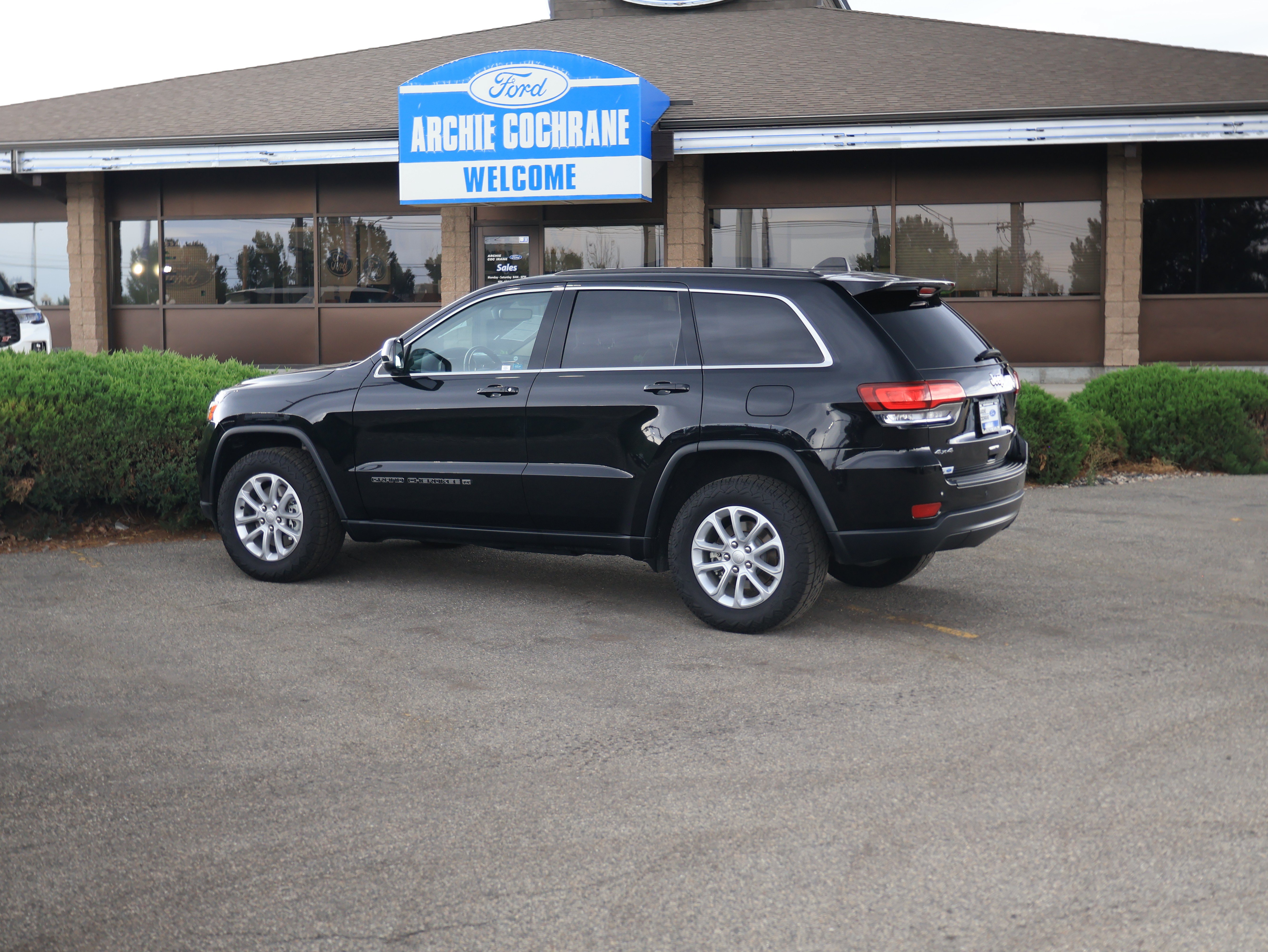 Used 2022 Jeep Grand Cherokee Laredo E AWD/4WD image 5