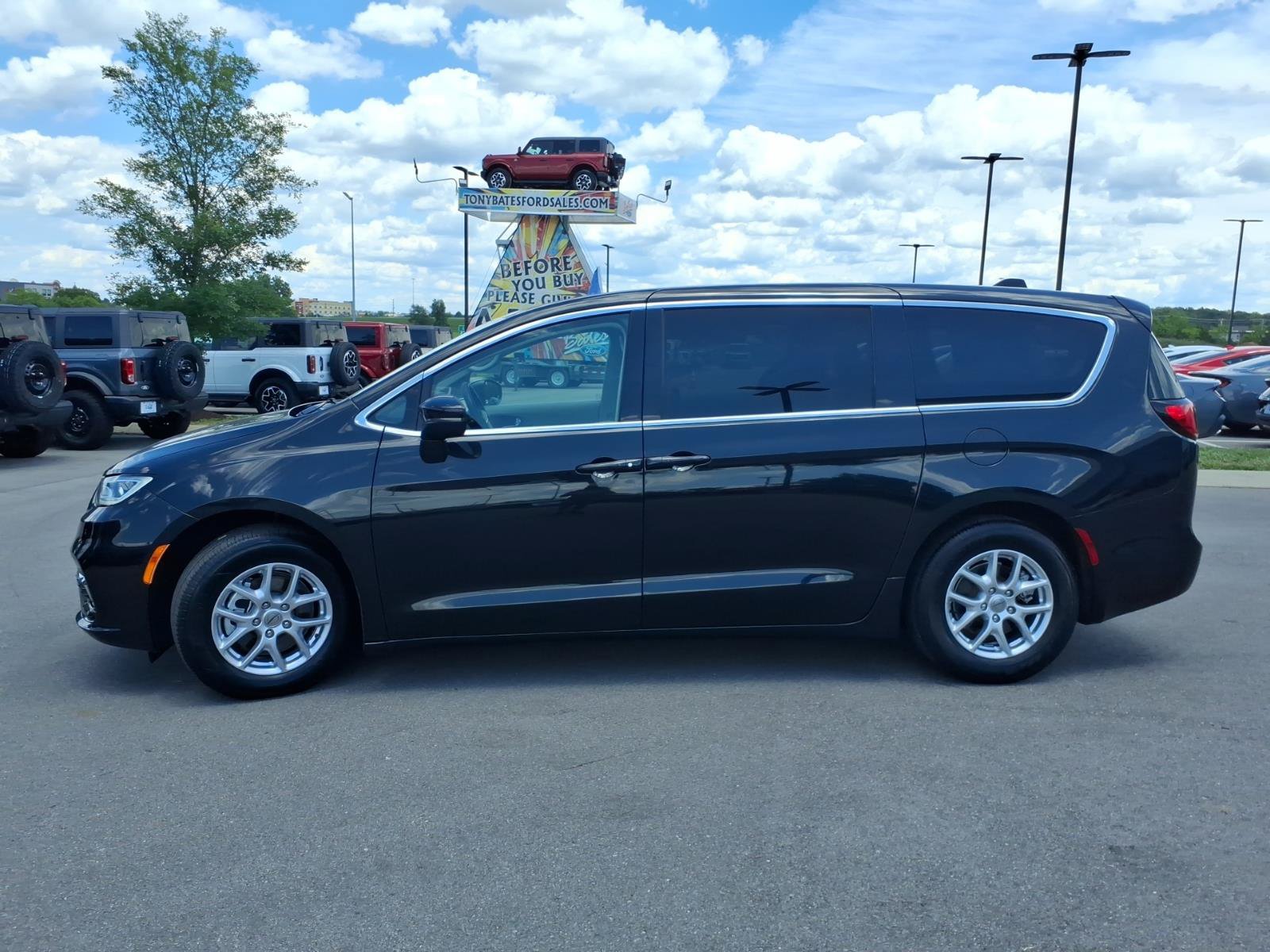 Used 2023 Chrysler Pacifica Touring-L FWD image 6