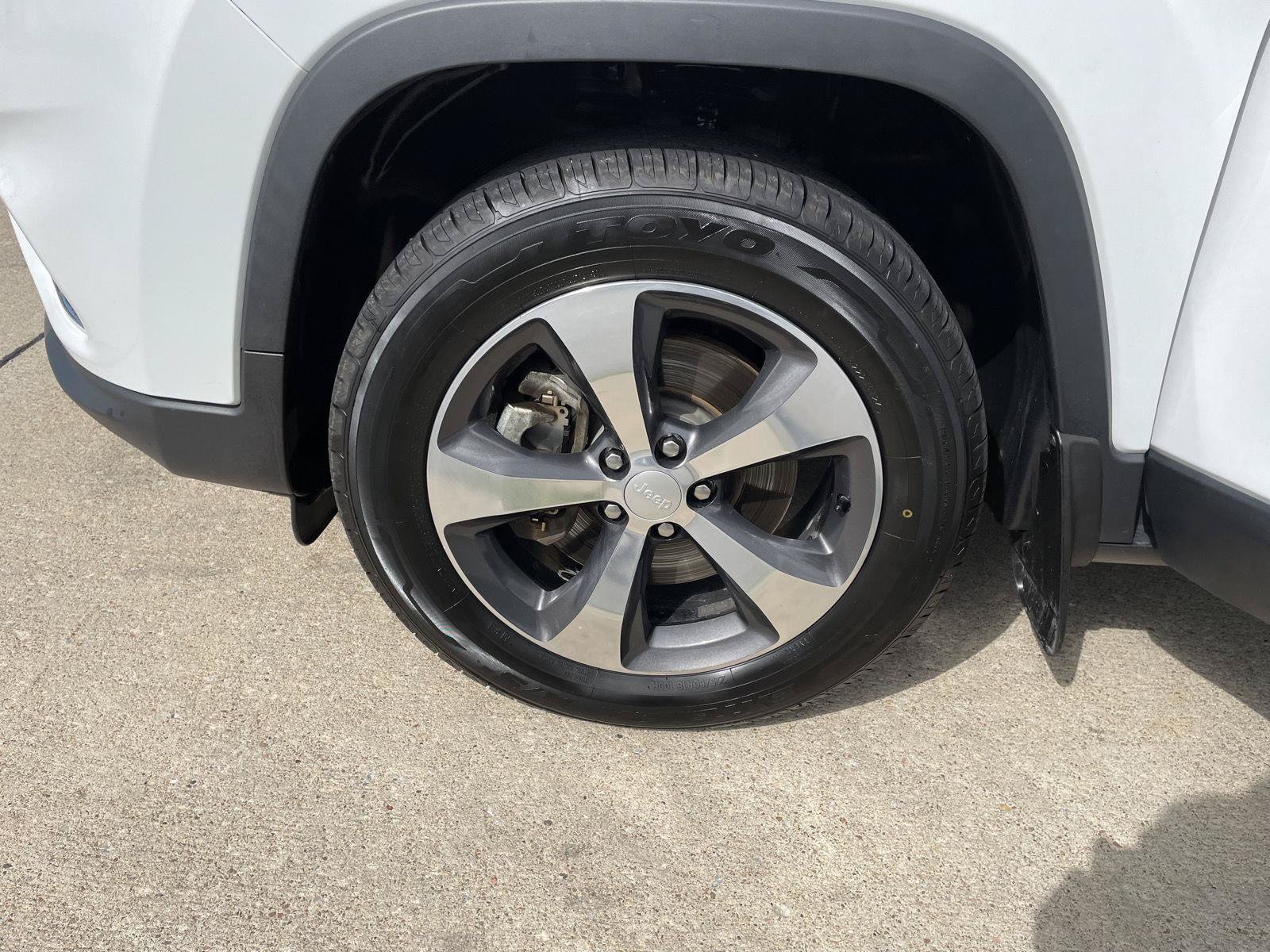 Used 2019 Jeep Cherokee Limited w/ Trailer Tow Group AWD/4WD image 10