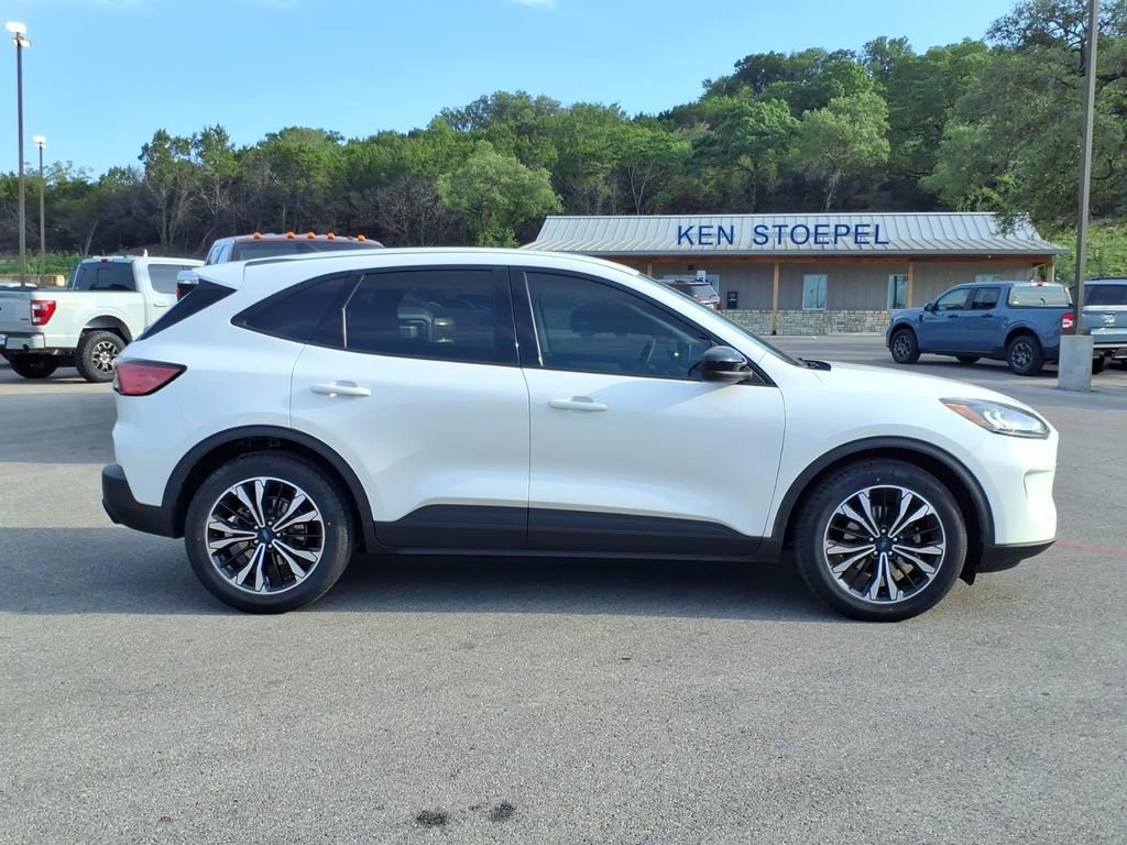 Certified 2022 Ford Escape SE w/ SE Sport Appearance Package FWD image 2