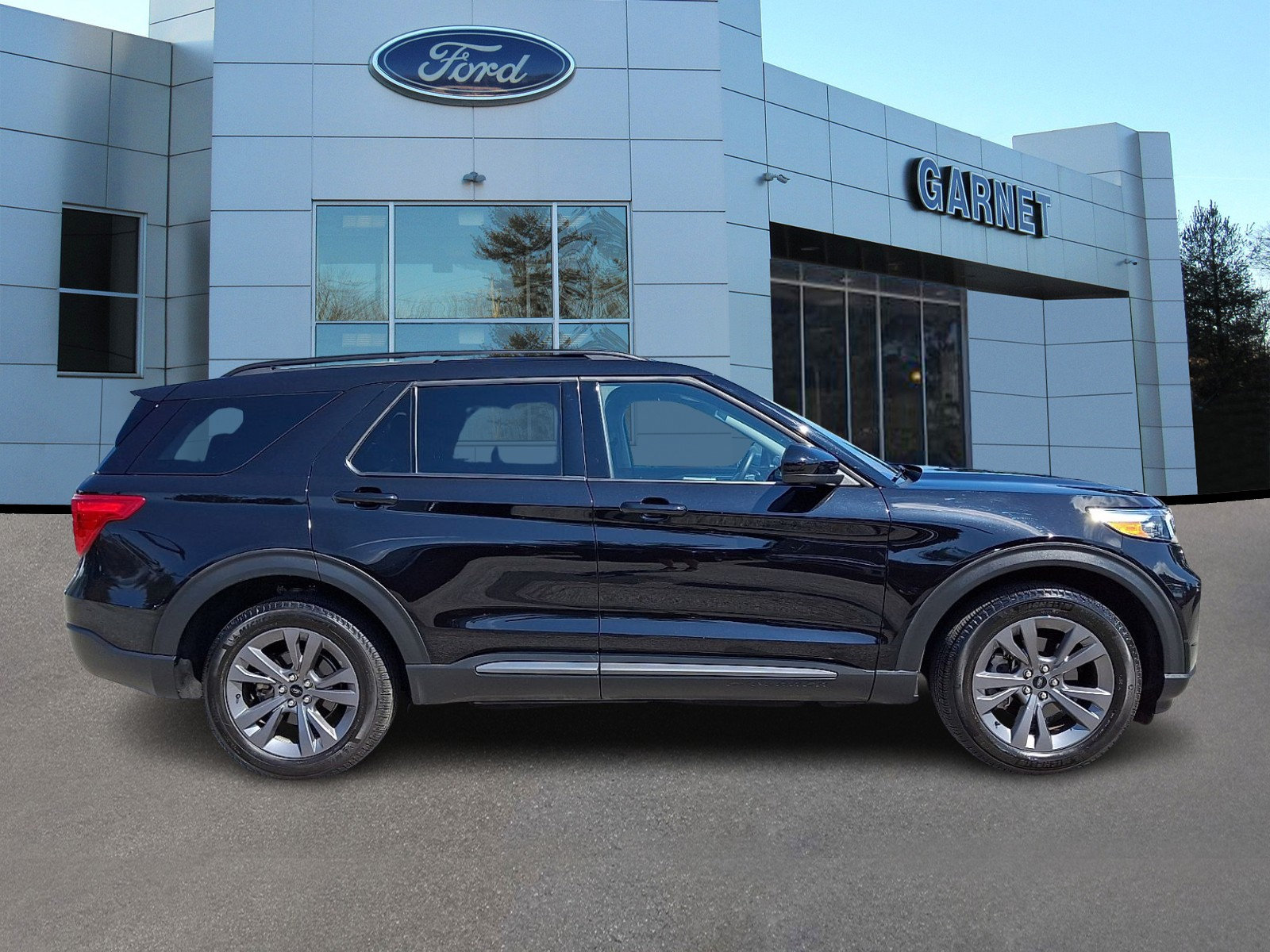 Certified 2024 Ford Explorer XLT w/ Equipment Group 202A AWD/4WD image 10