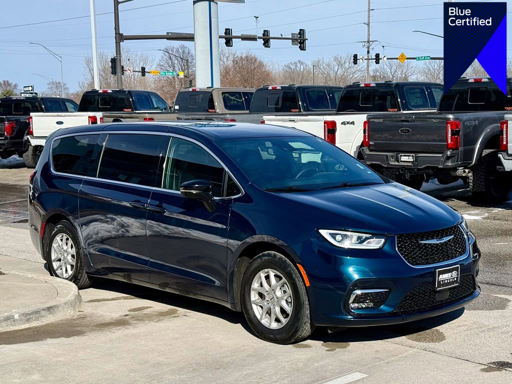 Used 2025 Chrysler Pacifica Select