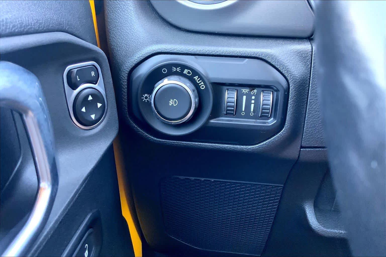 Used 2021 Jeep Wrangler Unlimited Rubicon w/ Cold Weather Group AWD/4WD image 36