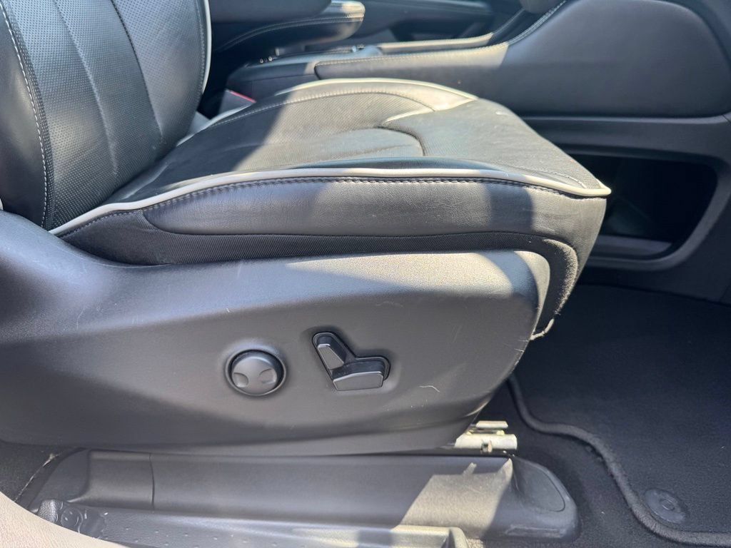 Used 2025 Chrysler Pacifica Limited FWD image 17