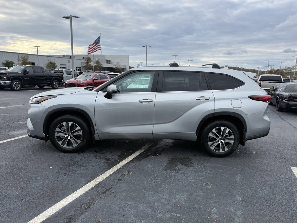 Used 2023 Toyota Highlander XLE image 2