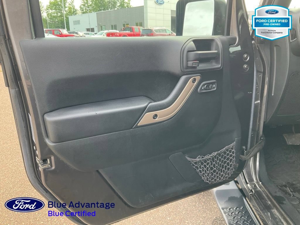 Used 2017 Jeep Wrangler Unlimited Sahara AWD/4WD image 14