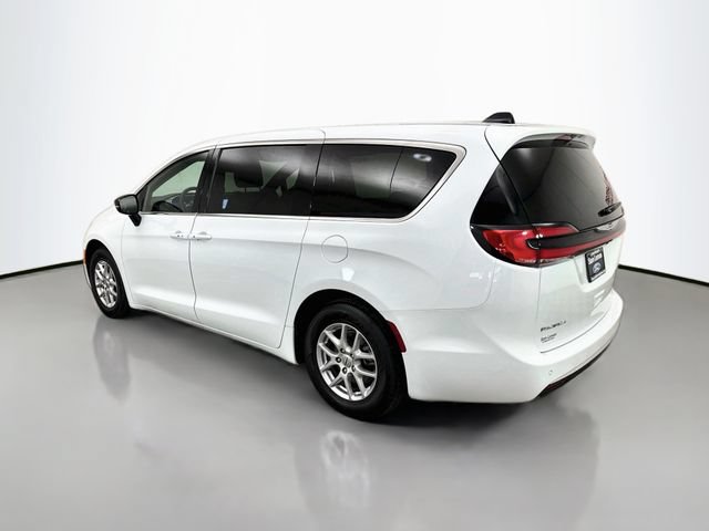 Used 2025 Chrysler Pacifica Select FWD image 5