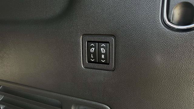 Used 2023 Chevrolet Traverse High Country w/ LPO, Floor Liner Package AWD/4WD image 35