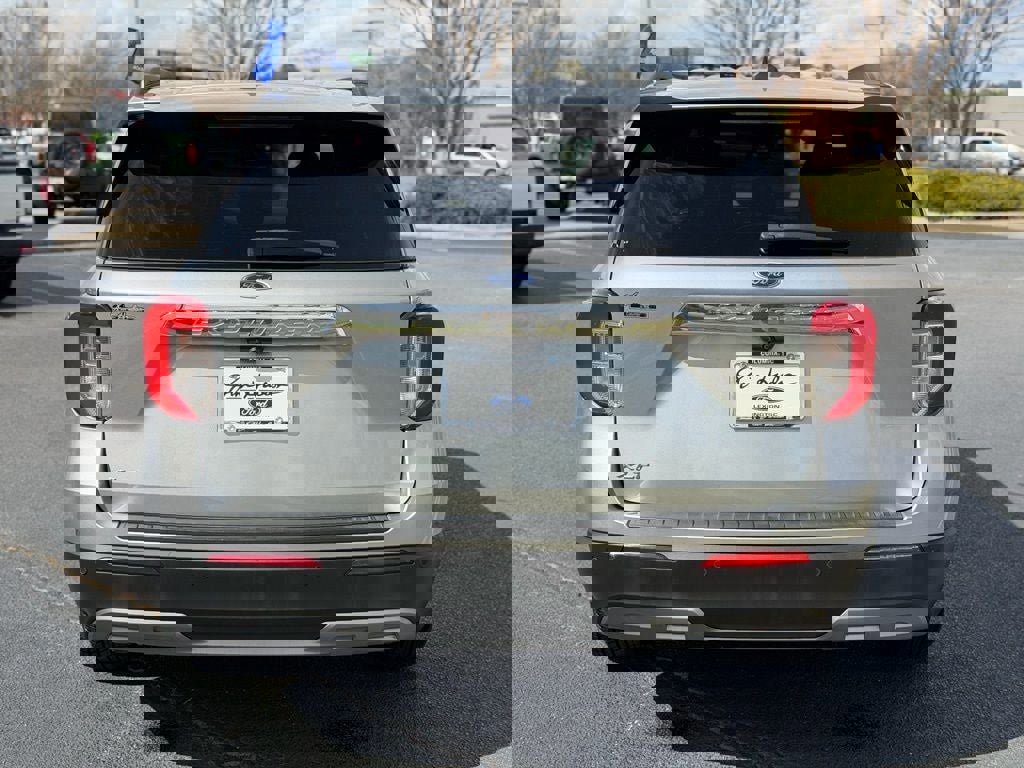 Certified 2022 Ford Explorer XLT w/ Equipment Group 202A image 3