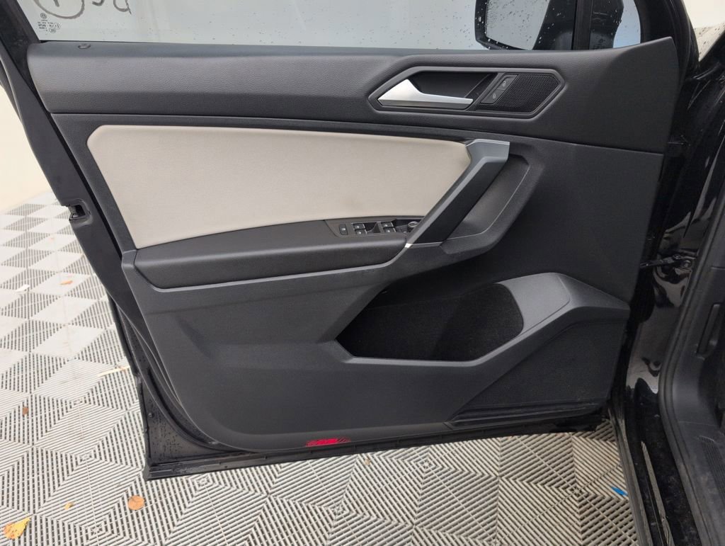 Used 2020 Volkswagen Tiguan SE w/ Panoramic Sunroof Package image 41