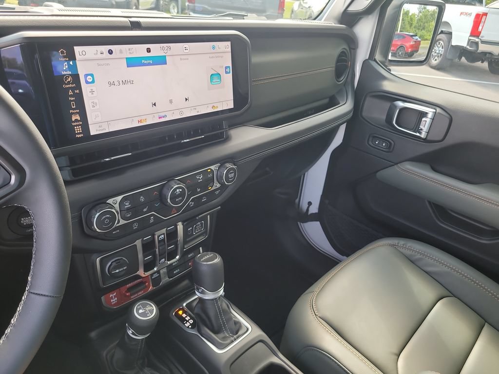 Used 2025 Jeep Gladiator Mojave AWD/4WD image 18