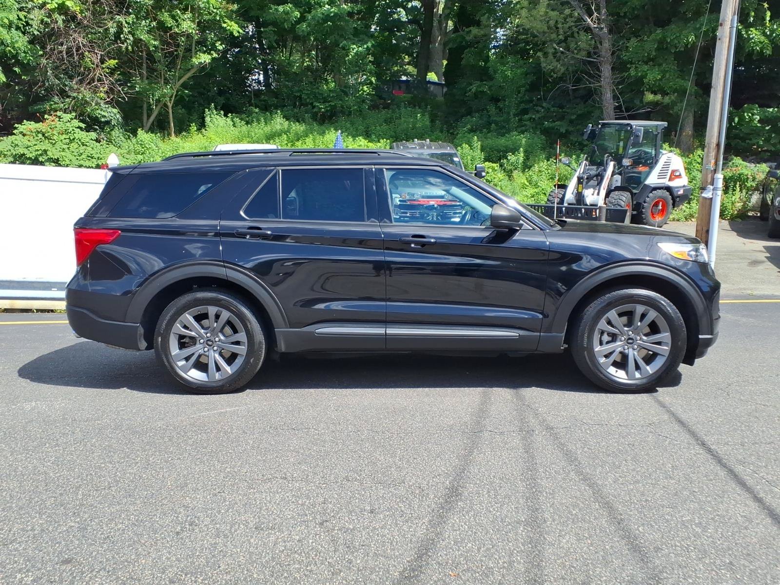 Certified 2021 Ford Explorer XLT w/ Equipment Group 202A AWD/4WD image 9