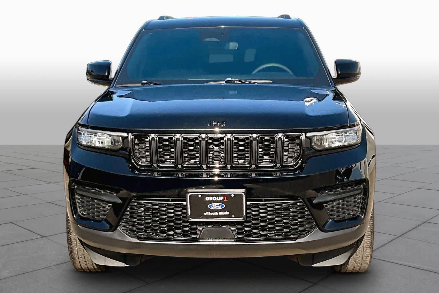 Used 2024 Jeep Grand Cherokee Altitude AWD/4WD image 4