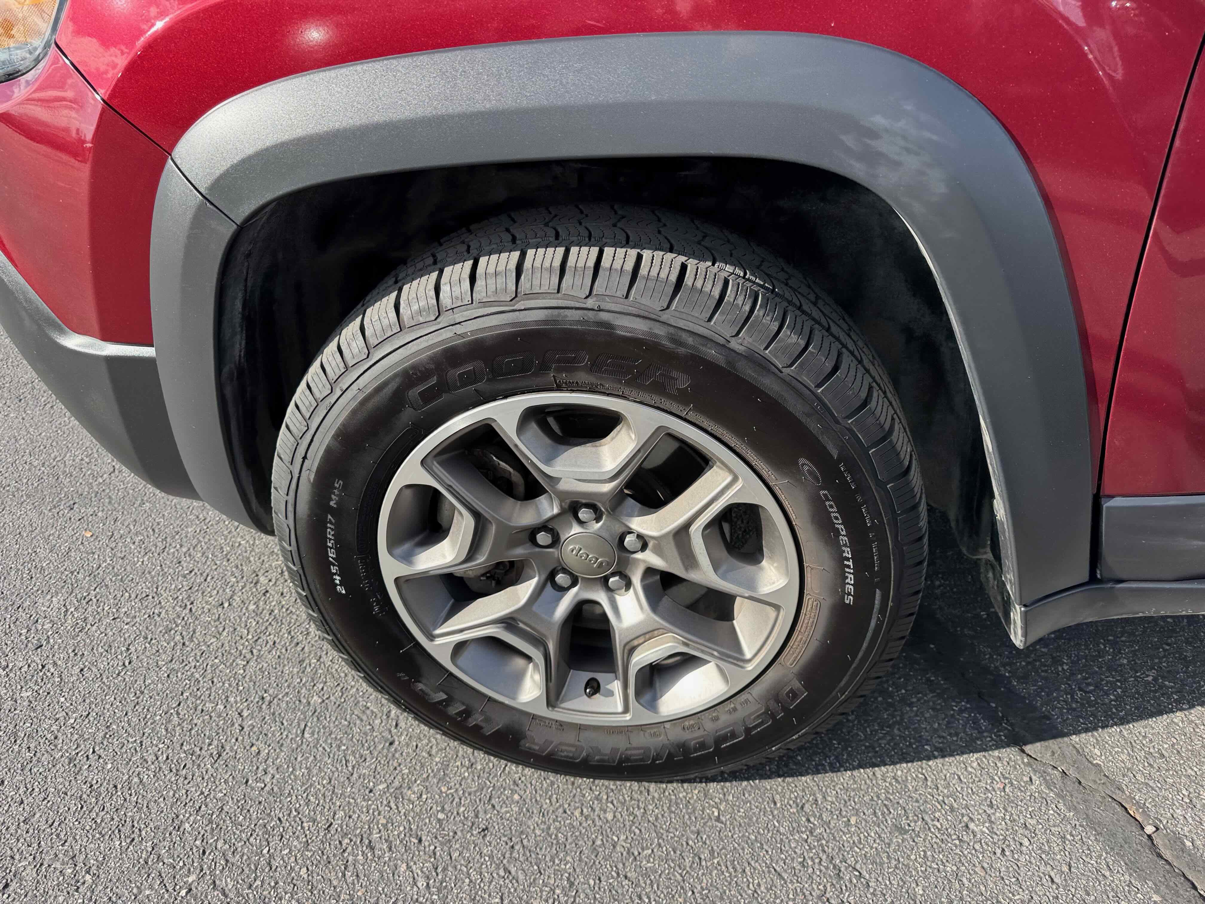 Used 2021 Jeep Cherokee Trailhawk w/ Comfort/Convenience Group image 10