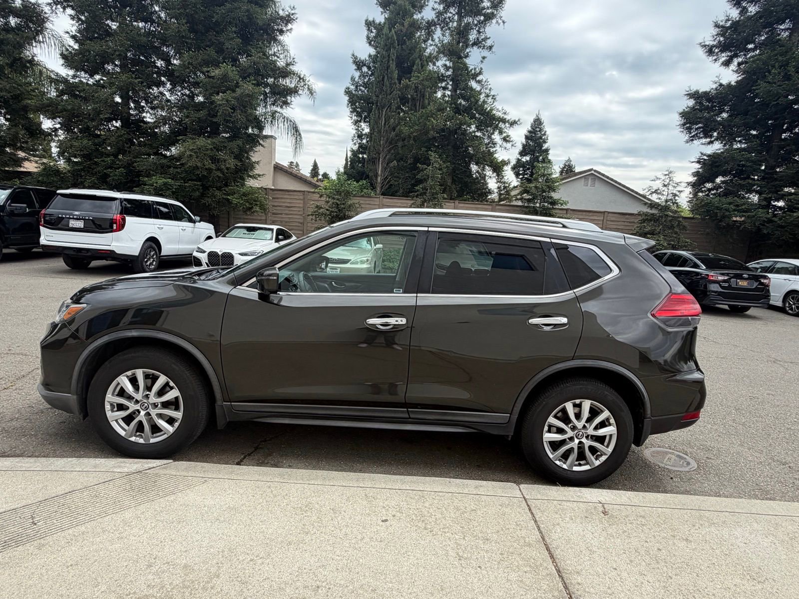 Used 2017 Nissan Rogue SV w/ SV Premium Package image 2