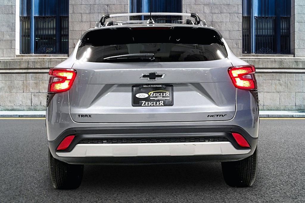 Used 2025 Chevrolet Trax LT w/ Driver Confidence Package image 4